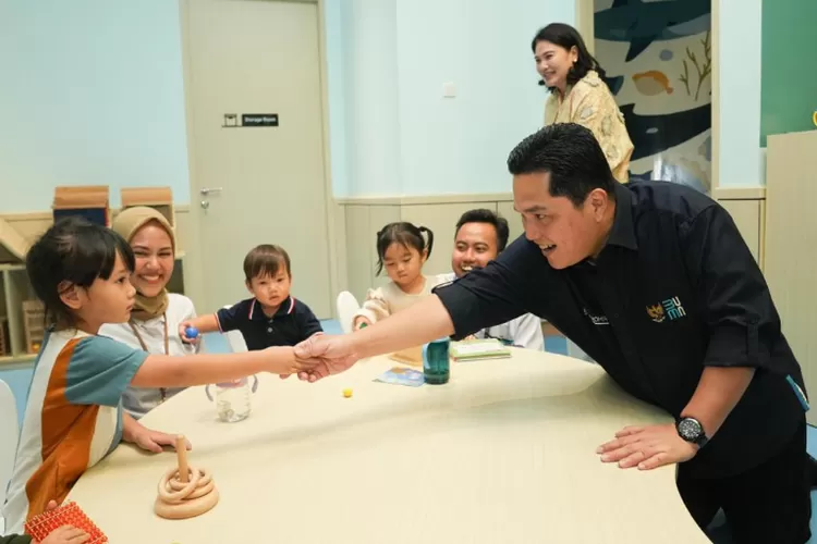 Menteri Badan Usaha Milik Negara (BUMN) Erick Thohir (kanan)