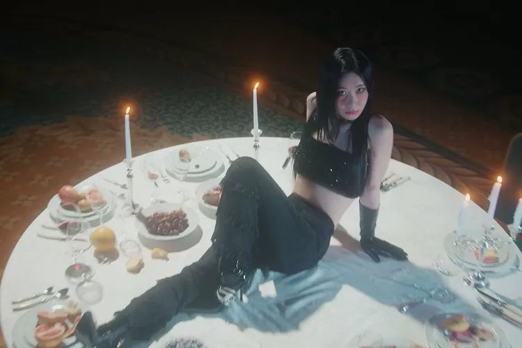 Chaeryeong ITZY telah merilis lagu solo berjudul Mine yang merupakan bagian dari comeback BORN TO BE. (Sumber: Twitter @ITZYofficial)