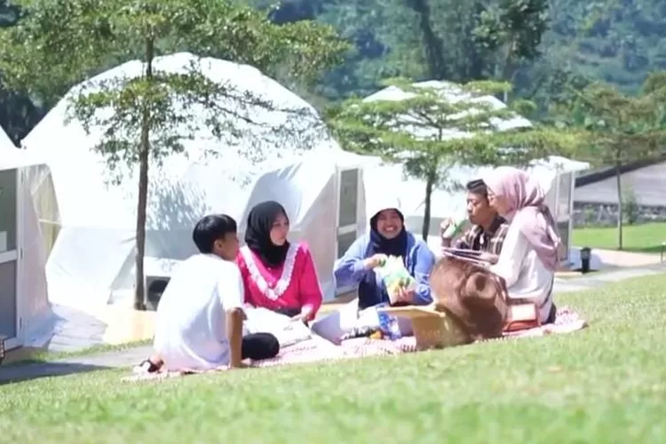 Serunya Glamping Bareng Keluarga Di Tengah Lembah, Kamu Bisa Petik Buah ...