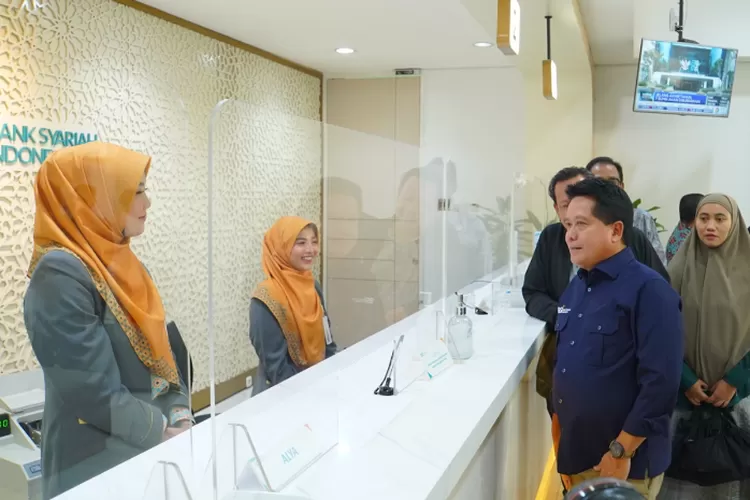 PERIKSA : Direktur Utama BSI Hery Gunardi sedang berbincang dengan nasabah di Kantor Cabang BSI Mayestik Jakarta Selatan. Hal ini dilakukan untuk memastikan bahwa seluruh cabang perseroan dapat memberikan pelayanan yang optimal kepada nasabah periode jelang akhir tahun Kamis (28/12)