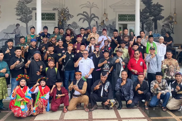 Suasana peluncuran buku Pisau Raut oleh Ki Gatut Susanta