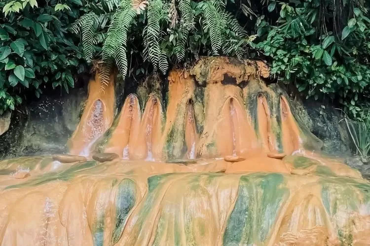 Pancuran 7 Baturaden Banyumas. (Sumber: Instagram @purwokertohits)