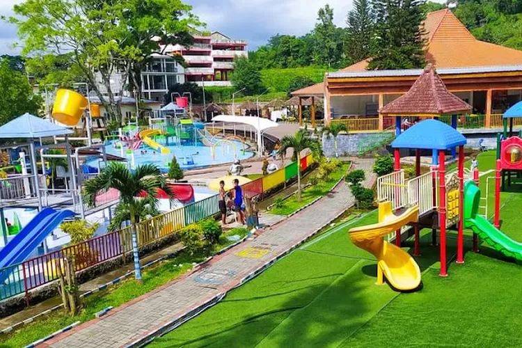 Ubalan Waterpark ini adalah tempat wisata kolam renang di Mojokerto yang dilengkapi wahana playground yang seru hingga area camping.