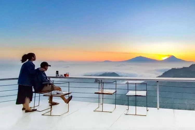 Tumpeng Menoreh di Yogyakarta, restoran dengan view bagaikan negeri di atas awan. (Sumber: Instagram @tumpengmenoreh)