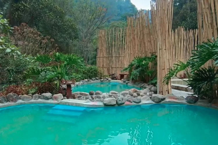 Kolam Pemandian air panas di Maribaya Natural Hot Spring Resort, Bandung. (Sumber: Instagram @maribayaresort)
