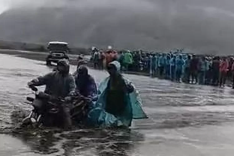 Viral di media sosial dan grup Whatsapp sebuah video yang memperlihatkan beberapa motor warga terjebak banjir di Lautan Pasir Bromo. (dok. Istimewa/Tangkapan Layar)