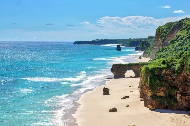 Pantai Mbawana di Tanjung Mareha, spot melihat dua pantai sekaligus. (Sumber: Instagram)