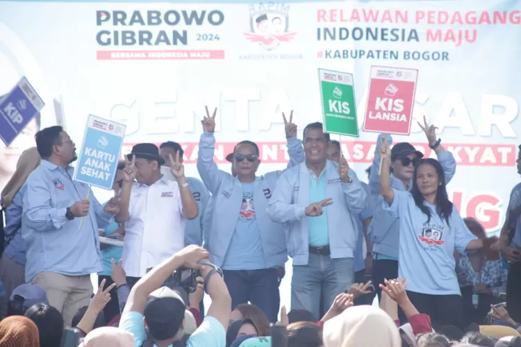 Relawan pendukung capres dan cawapres Prabowo Subianto - Gibran Rakabuming Raka, menggelar Genta Pasar Rakyat di Pasar Parung, Kabupaten Bogor pada Selasa, 16 Januari 2024. 