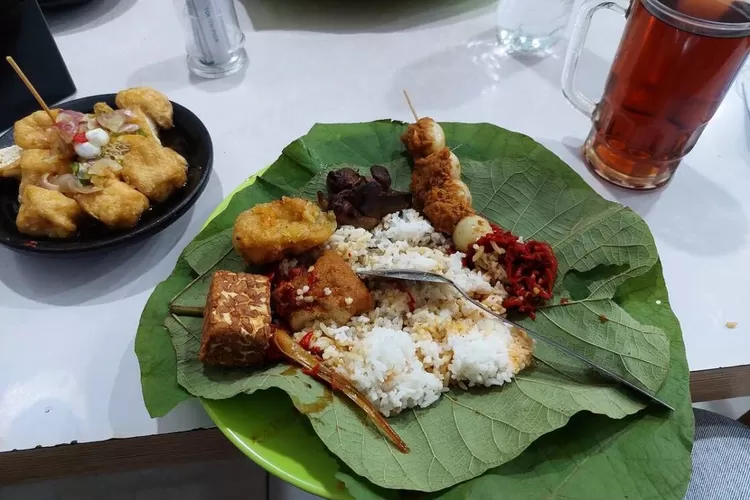 Nasi Jamblang Mang Dul, salah satu rekomendasi makanan di Cirebon.