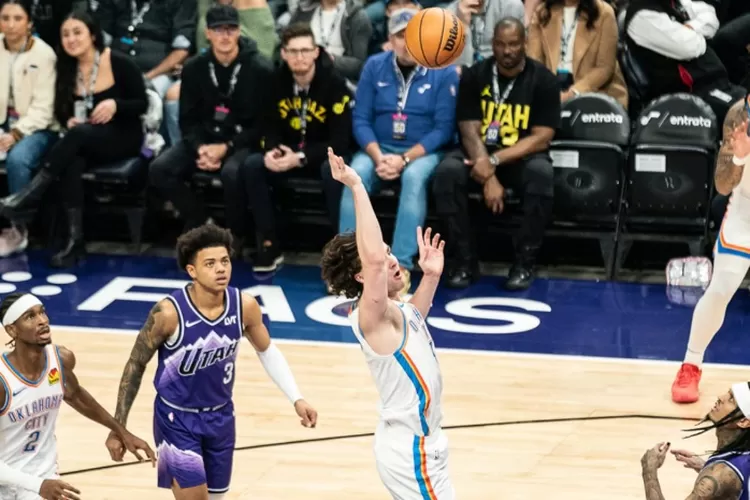 Pemain Oklahoma City Thunder berjibaku dengan&nbsp;Utah Jazz di&nbsp;Delta Center