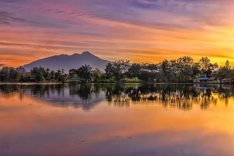 Situ Gede Cifor, tempat rekreasi gratis di Bogor dengan view gunung dan spot terbaik untuk melihat sunset. (Sumber: Instagram @sunsetnusantara)