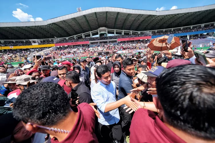 Gibran menyapa pekerja di SPSI Sidoarjo