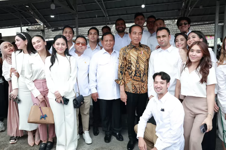 Presiden Jokowi dan Menhan Prabowo bersama para selebritis