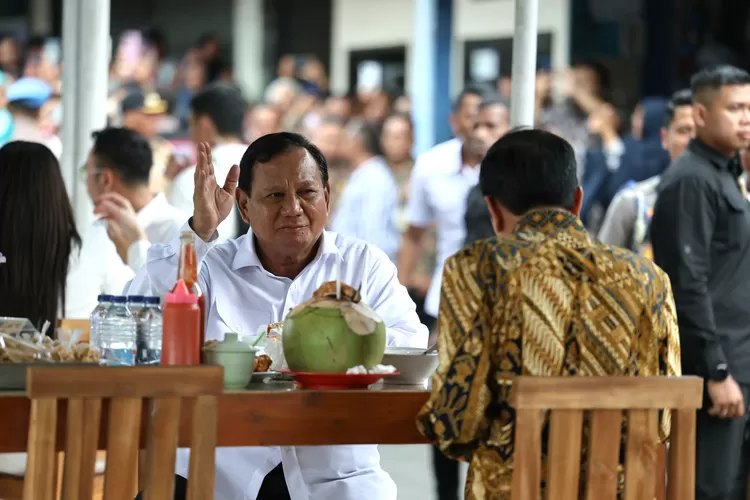 Momen Presiden Jokowi dan Menhan Prabowo santap siang bersama 