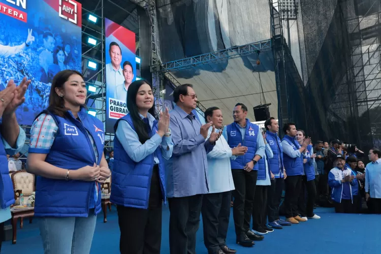 Prabowo Subianto bersama dengan para petinggi Partai Demokrat