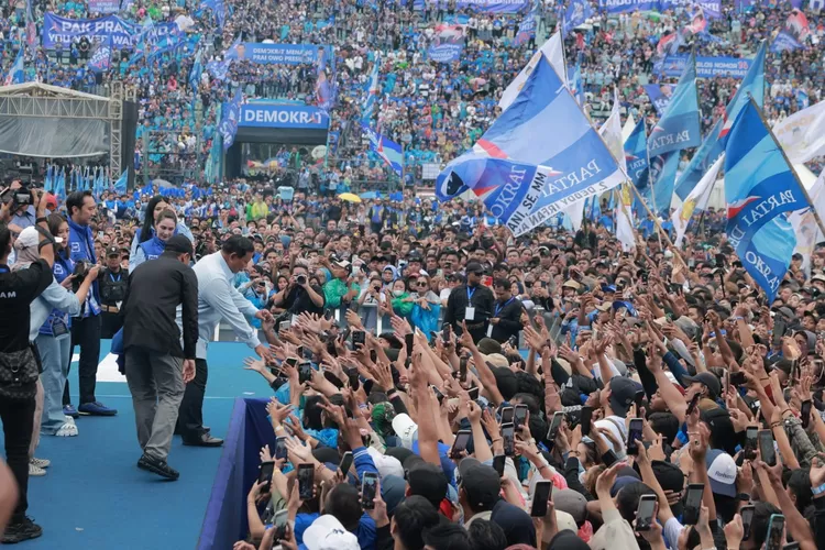 Prabowo menyapa pendukungnya di Malang