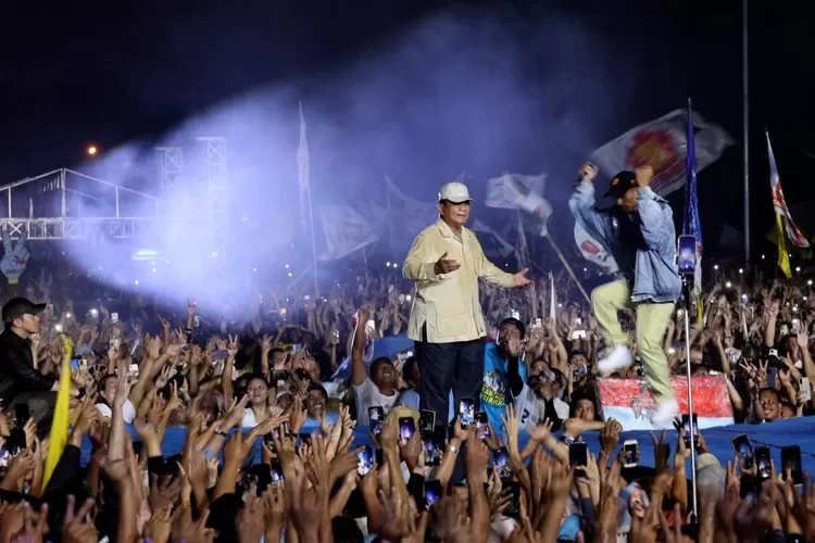 Capres 02, Prabowo Subianto saat berjoget bersama pendukungnya di Sulawesi Utara