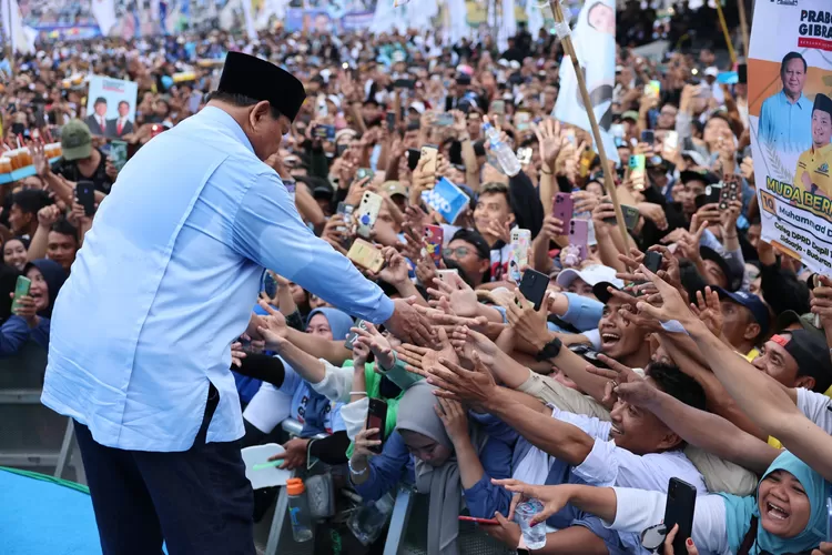 Capres 02, Prabowo Subianto menyapa pendukungnya di Sidoarjo