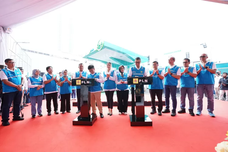 Plt Direktur Jenderal EBTKE Kementerian ESDM Jisman P. Hutajulu (enam dari kiri) dan Direktur Utama PLN Darmawan Prasodjo (lima dari kanan) saat menandatangani prasasti peresmian Hydrogen Refueling Station Senayan beserta jajarannya