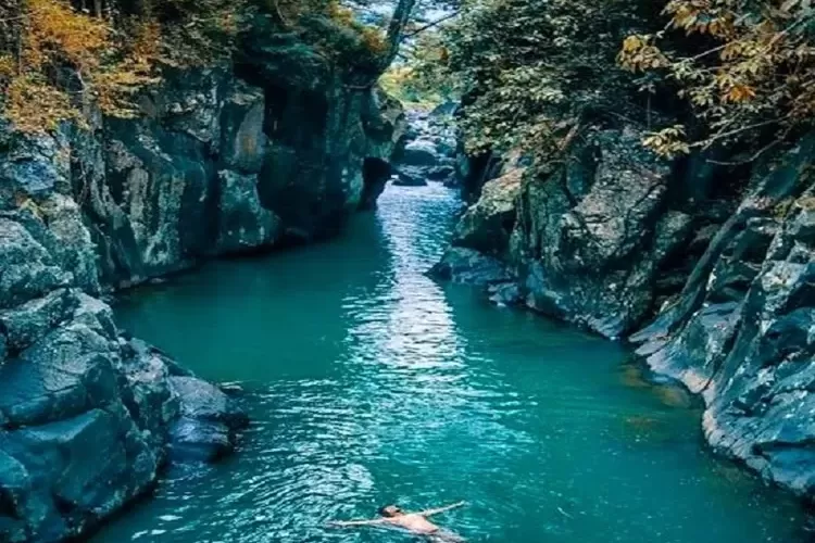 Leuwi Jurig merupakan destinasi wisata hidden gem berupa sungai yang memiliki pesona alam memukau dan air sangat jernih berwarna hijau