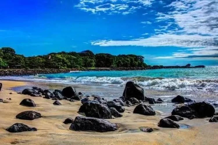 Pantai Santolo, Garut, Jawa Barat. (Sumber: Instagram @dunialoka.id)