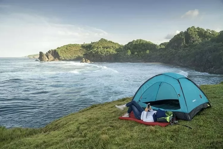 Camping di Pantai Widodaren Gunung Kidul Yogyakarta menyuguhkan pemandangan yang memukau. (Sumber: Instagram @campingjogja)