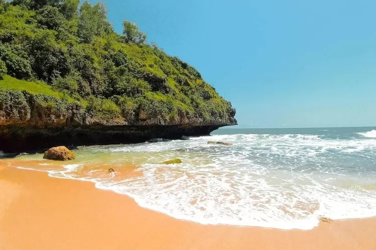 Pantai Ngluwen Gunungkidul. (Sumber: Instagram @mayarenanda_)