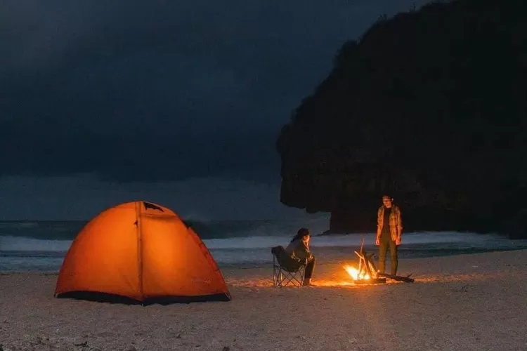 Camping di Pantai Greweng, Gunung Kidul. (Sumber: Instagram @jogjaistimewa)