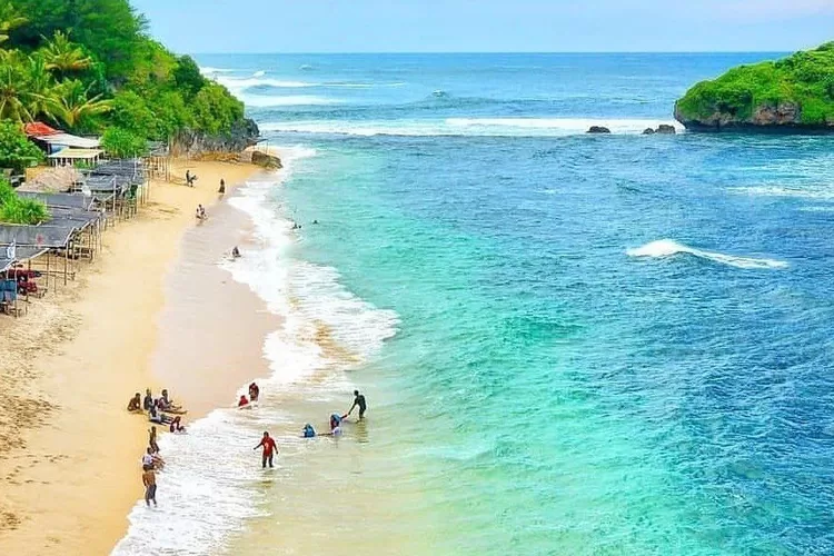 Pantai Sadranan, salah satu rekomendasi wisata di Yogyakarta saat libur Lebaran. (Sumber: Instagram @eksotika_jogja)