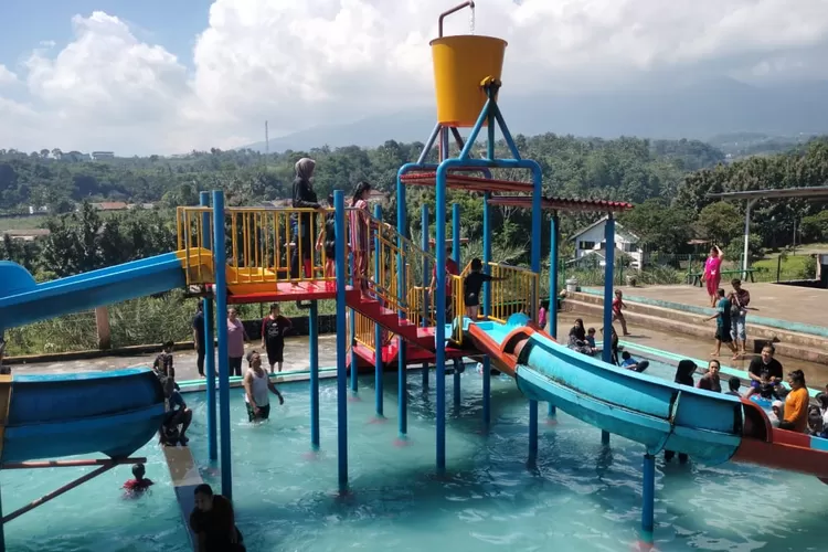 Kolam renang Tirta Salaca Aldepos yang punya view pegunungan hijau Bogor