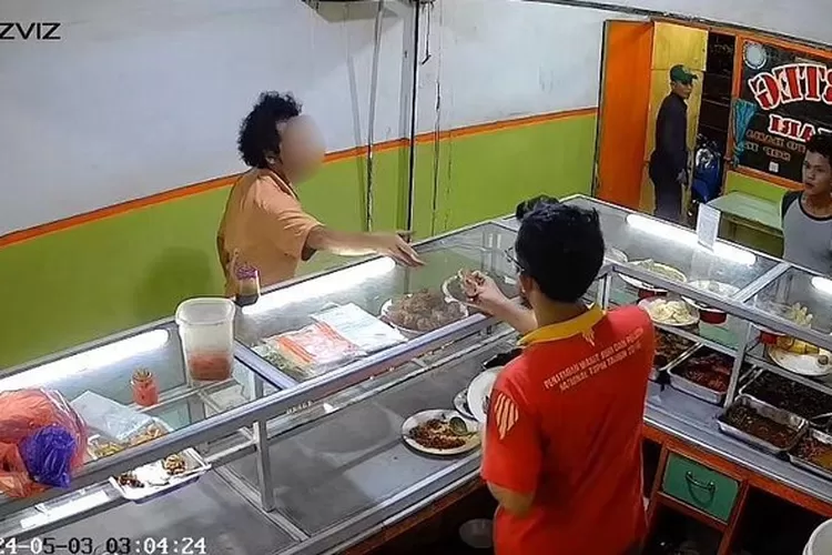 Tangkapan layar dari video viral rekaman CCTV dari salah satu Warteg yang ada di Tanah Abang, Jakarta Pusat (Jakpus) (dok Ist/Gugun)
