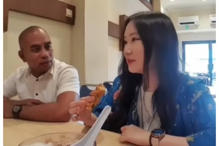 Asri Damuna saat mengajak ngobrol Youtuber Korsel Ji ah