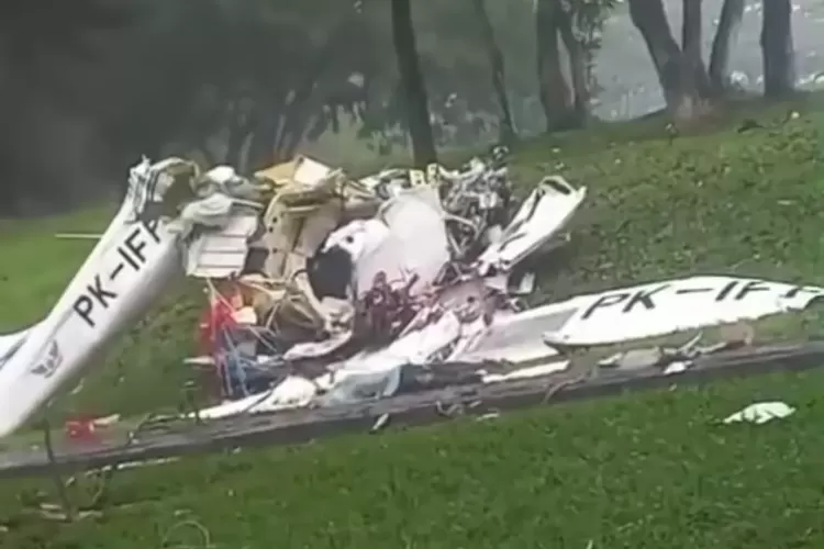 Tragedi pesawat latih Cessna 172 di Lapangan Sunbrust, BSD, menyoroti pentingnya keselamatan dalam penerbangan. Simak berita lengkapnya di sini. (Instagram/@tangsel.life)