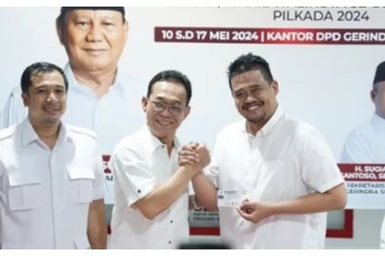 Bobby Nasution saat memamerkan KTA dirinya bergabung bersama kader Partai Gerindra