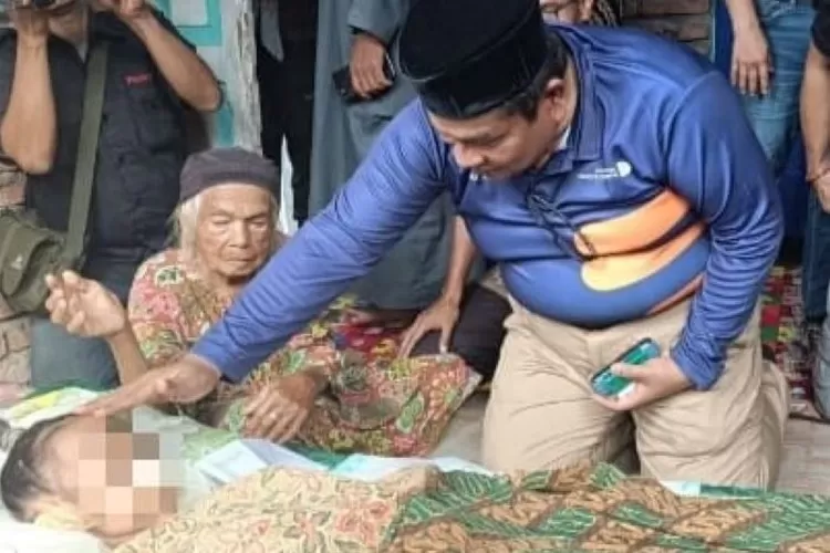 Bupati Padang Pariaman Suhatri Bur saat melihat kondisi Adelia Rahma, Minggu, 5 Mei 2024. (Foto: padangpariamankab.go.id)