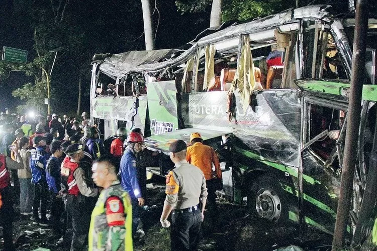  Bus Putera Fajar mengalami kecelakaan di Ciater, Kabupaten Subang, Sabtu (11/5/2024). (Sumber: Jawa Pos via Radar Bandung)
