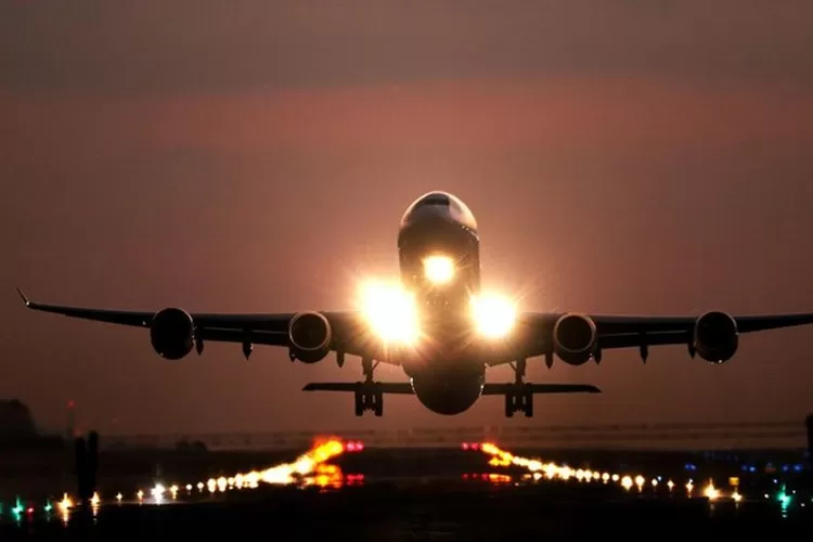 Ilustrasi Pesawat American Airlines dan Helikopter Blackhawk (Sumber: Unsplash @jramos10)