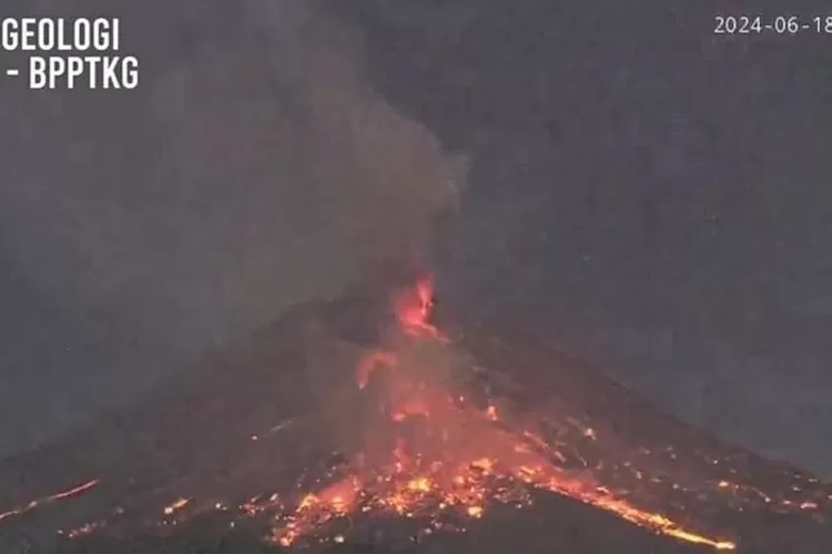 Kondisi Gunung Merapi yang menyemburkan awan panas pada Selasa 18 Juni 2024 (dok Instagram BPPTKG)