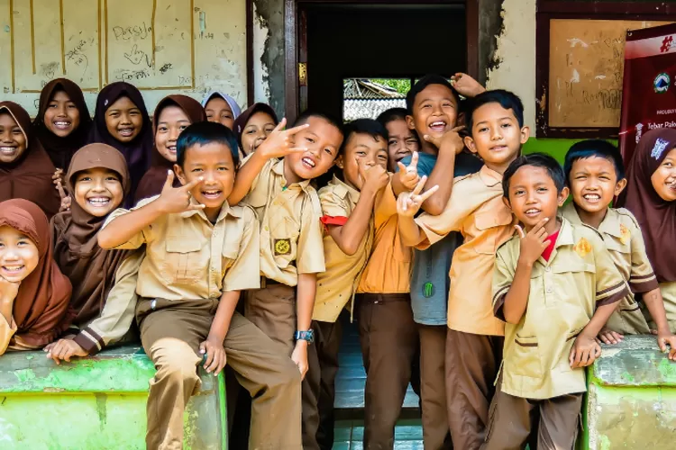 Ilustrasi Seragam Sekolah Gratis Jenjang SD, SMP dan SMA (Pixabay/RamadhanNotonegoro)