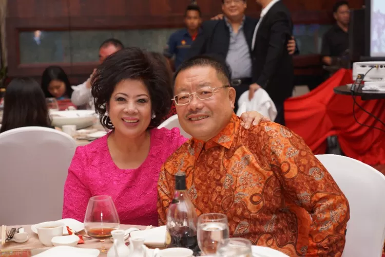 Sosok Ishak Charlie dan Istri, Pemilik Mal Centre Point Medan ( Istimewa/dok. pribadi Ishak Charlie)