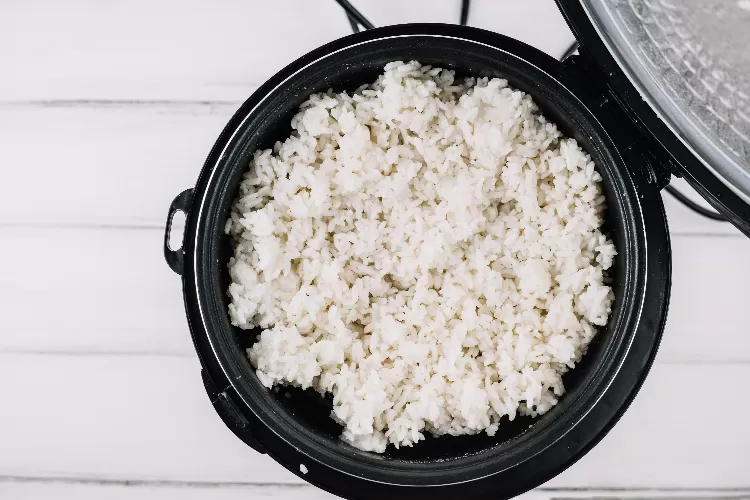 Foto nasi dalam rice cooker yang sering menempel dan sulit dibersihkan (Freepik)