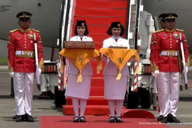 Naila Aulita Alqubra Sinapoy (kiri) pembawa bendera merah putih dan Lilly Indriani Suparman Wenda (kanan) pembawa teks proklamasi. (Sumber: Tangkapan Layar YouTube Sekretariat Presiden)