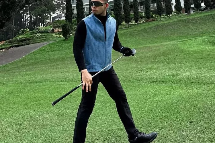 Saaih Halilintar Saat Sedang Berlatih Golf untuk PON 2024. (Foto/Instagram @saaihalilintar.)