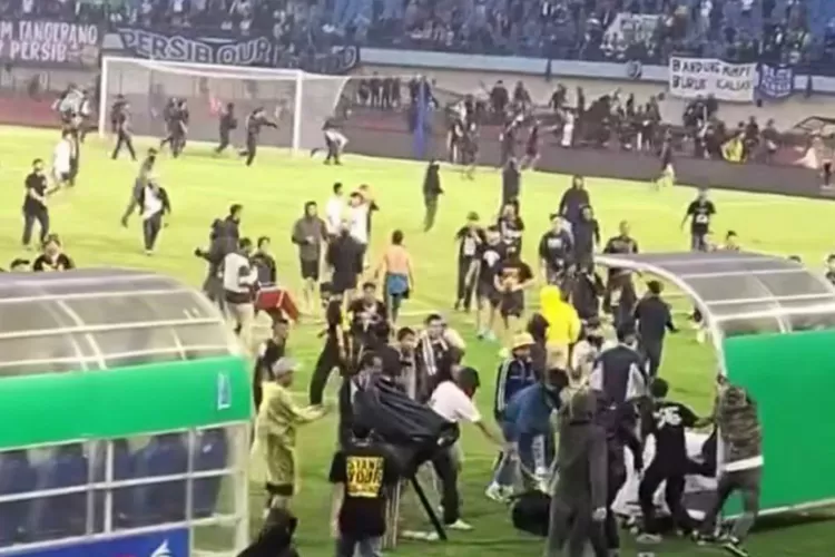 Kericuhan terjadi usai laga Persib vs Persija di Stadion Si Jalak Harupat, Senin, 23 September 2024. (Sumber: Instagram @infojawabarat)