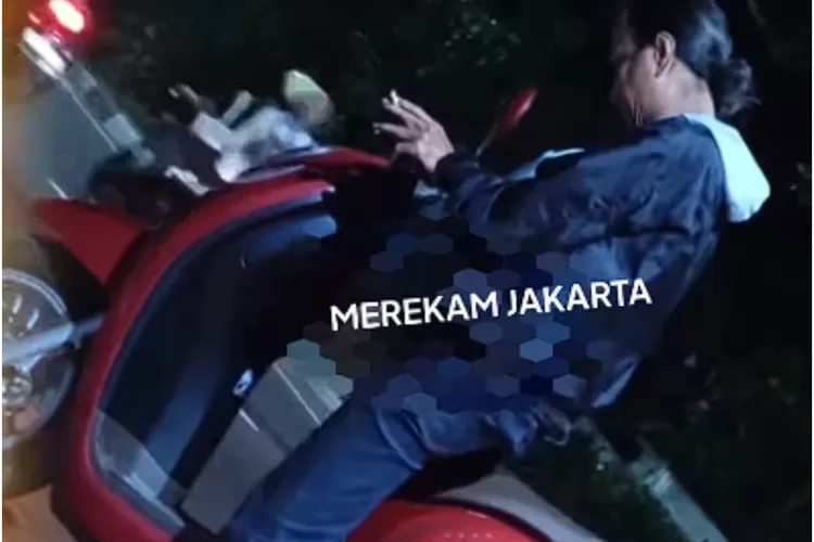 Cuplikan Video Aksi Eksibisionis di Lenteng Agung Viral (Foto/Instagram @merekamjakarta.)
