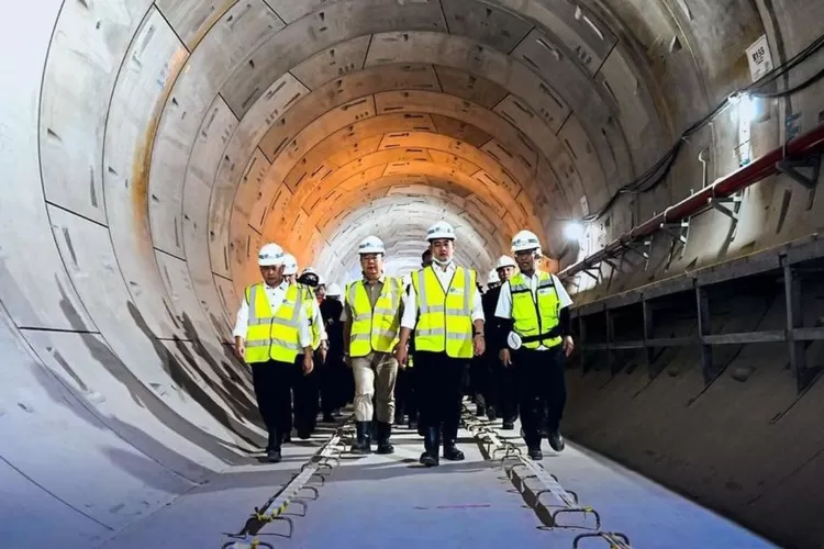 Wapres Gibran Rakabuming Saat meninjau lokasi proyek MRT fase 2. (Foto/IG @gibran_rakabuming.)