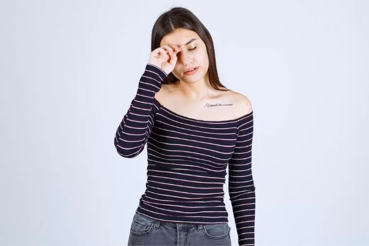 Ilustrasi mengucek mata. (Foto/Freepik/Racool_studio.)