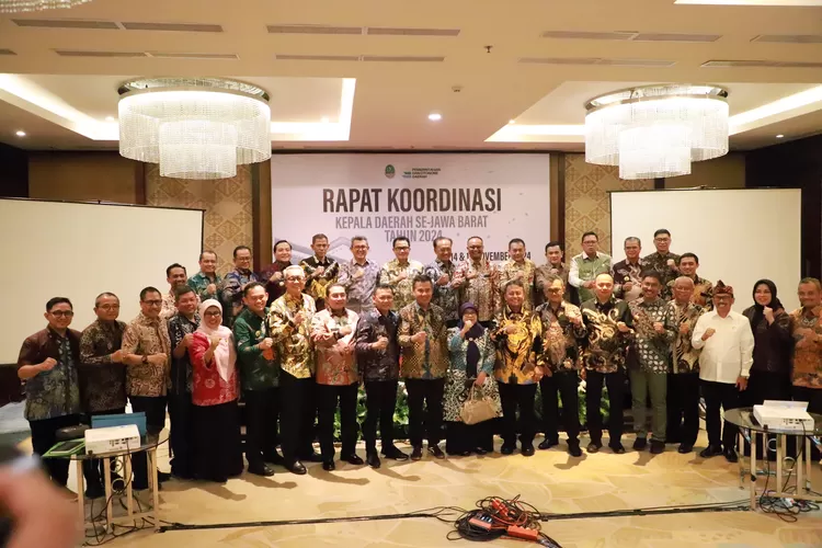 Pj Bupati Bogor Bersama Seluruh Bupati dan Walikota se Jawa Barat Ikuti Kegiatan Rakor yang Dipimpin Langsung Oleh Pj Gubernur Jabar. (Foto/TIM KOMUNIKASI PUBLIK/DISKOMINFO KABUPATEN BOGOR.)