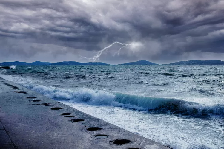Ilustrasi Petir di Tengah Laut (Freepik)