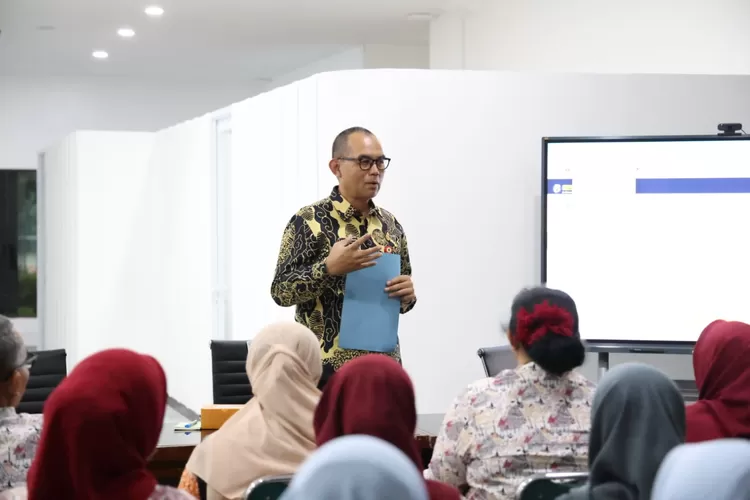 Sekda Kabupaten Bogor, Ajat Rochmat Jatnika, dalam rapat optimalisasi dan pemutakhiran data stunting yang berlangsung di Command Center pada Kamis (21/11). (Foto/Tim Publikasi/Diskominfo Kabupaten Bogor.)